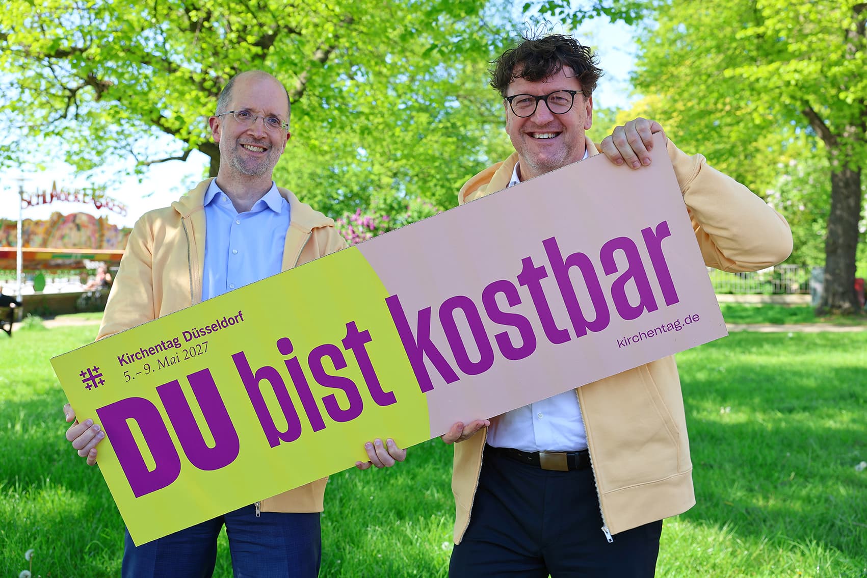 Präses Thorsten Latzel und Präsident Torsten Zugehör mit dem Kampagnenmotiv